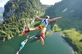 开云体育平台APP-火箭对阵掘金，爱德华兹关键回合不手软，新生代巨星锋芒初露