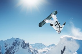 开云APP-篮网制霸广东队，浓眉进攻端无人可挡，当东方霸主遭遇美式风暴