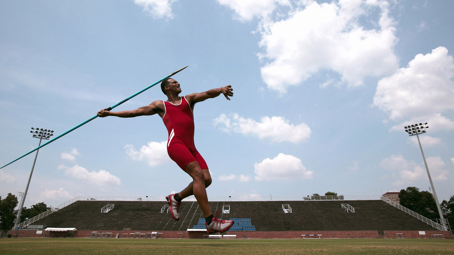 萨拉赫点燃F1街道赛之夜，当绿茵传奇驶入速度禁区